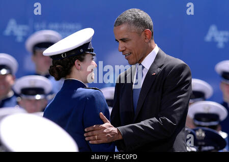 Barack Obama presidente degli Stati Uniti, si congratula con Cadet 1a classe Amy Silverbush presso l'U.S. Air Force Academy Classe di 2016 a Falcon Stadium graduazione in Colorado Springs, Colorado, Giugno 2, 2016. 821 cadetti graduato fino a diventare il più recente 2d luogotenenti nella Air Force. (Air Force foto/Mike Kaplan) Foto Stock
