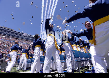 Cappelli andare verso il cielo come NEGLI STATI UNITI Air Force Thunderbirds vola oltre gli Stati Uniti Air Force Academy Classe di 2016 Cerimonia di Laurea a Falcon Stadium in Colorado Springs, Colorado, Giugno 2, 2016. 812 cadetti graduato fino a diventare il più recente seconda luogotenenti nell'USAF. (Air Force foto/Mike Kaplan) Foto Stock