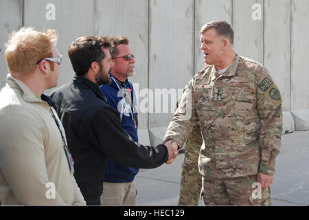 Stati Uniti Air Force gen. Frank Gorenc, destra, il comandante della NATO Allied Air Command e U.S. Forze Aeree in forze Europe-Air Africa, scuote le mani con Air Force MC-12W Liberty manutenzione aeromobili i membri dell'equipaggio durante una visita a Bagram Airfield, Parwan provincia, Afghanistan, Marzo 10, 2014. Durante la visita, Gorenc ha pranzato con società di ufficiali di grado, ha ricevuto un tour del MC-12W squadron e incontrato con aria 455th ala Expeditionary leadership. (U.S. Air Force foto di Capt. Brian Wagner/rilasciato) Foto Stock