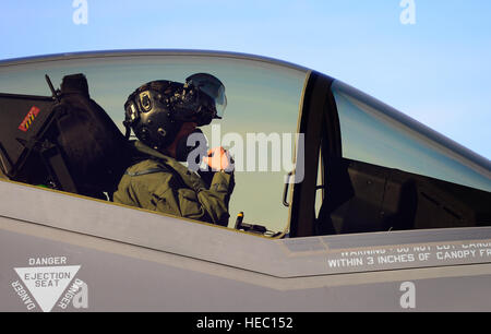 Stati Uniti Air Force Major Kevin Hall, un test pilota, esegue un controllo di preflight su una F-35un fulmine II aeromobili 14 marzo 2014, prima di uscire da Hill Air Force Base, Utah. Il velivolo è stato aggiornato al momento dell'installazione e poi restituita alla Nellis Air Force Base, Nev. (U.S. Air Force foto di Airman 1. Classe Joshua D. RE/rilasciato) Foto Stock