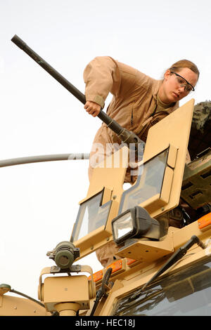 Stati Uniti Air Force Senior Airman Lauren Badger, 732nd Expeditionary forze di sicurezza Squadron, Distacco 3, rimuove la canna della sua M2 0,50 Caliber machine gun a inoltrare una base operativa Falcon, a gennaio 30. Foto Stock