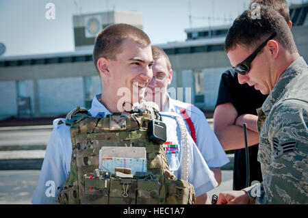 Stati Uniti Air Force Senior Airman Ethan uova rotte, un terminale comune centralina di attacco (JTAC) aiuta alcuni Civil Air Patrol Cadetti dal Cumberland squadrone composito, NJ nel suo corpo armatura alla 177th Fighter Wing il 26 giugno. Uova rotte è un New Jersey Air National Guardsman assegnato alla 227th aria supportano operazioni squadrone. Il 177th Fighter Wing si trova a Atlantic City International Airport, NJ. Stati Uniti Air Force foto di Tech. Sgt. Matt Hecht Foto Stock