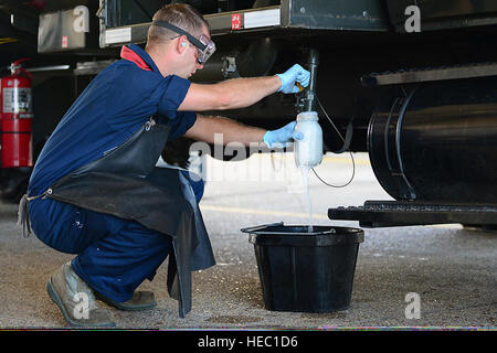 Stati Uniti Air Force Senior Airman Vernoy Tate, combustibili un tecnico assegnato per la XLVIII disponibilità logistica Squadron, estrae un campione di carburante da una R-11 carrello di rifornimento durante una logistica di valutazione della conformità del programma (LCAP) ispezione a RAF Lakenheath, Inghilterra, Agosto 6, 2013. La LCAP è tenuta semestralmente al fine di garantire tutti gli aspetti logistici e di manutenzione squadrons sono in grado di eseguire chiave i processi logistici. (U.S. Air Force foto di Airman 1. Classe Dana J. Butler/rilasciato) Foto Stock