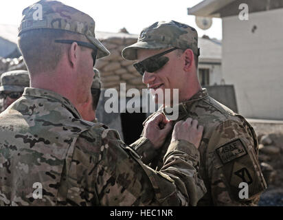 Spc. Matteo Surkont da Warwick, R.I., viene assegnato il combattimento fantassin distintivo durante una cerimonia di premiazione che si terrà il 6 novembre 4 in avanzamento Base Operativa Mehtar Lam in provincia di Laghman, Afghanistan. Surkont è uno dei più di 40 soldati dal 3° plotone, Alfa Company, 1-182 Reggimento di Fanteria, Rhode Island esercito nazionale Guard, che sono assegnati al Laghman Provincial Reconstruction Team. Foto Stock