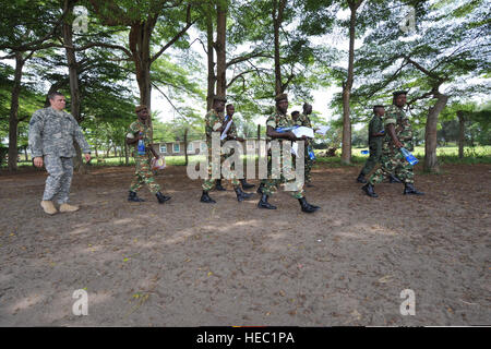 Stati Uniti Esercito il Mag. Jeremy Mitchell, estrema sinistra, passeggiate con il Burundi National Defence Force (BNDF) soldati per il loro scenario successivo durante un 10-giorno civile-militare di co-operazione corso (CIMIC) a Bujumbura, Burundi, Marzo 20, 2014. Stati Uniti e soldati britannici ha insegnato il Cimic a 35 BNDF soldati. I soldati BNDF si stavano preparando per una distribuzione in Somalia, a sostegno della missione dell Unione Africana in Somalia regionale missione di mantenimento della pace. (U.S. Air Force photo by Staff Sgt. Christopher lordo/rilasciato) Foto Stock