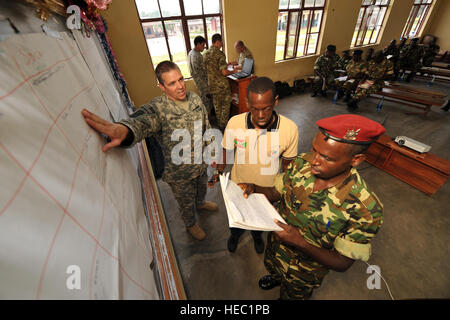 Stati Uniti Esercito il Mag. Jeremy Mitchell, sinistra, recensioni note con un Burundi National Defence Force (BNDF) soldato, destra e la sua interprete a seguito di un esercizio pratico durante un 10-giorno civile-militare di co-operazione corso (CIMIC) a Bujumbura, Burundi, Marzo 20, 2014. Stati Uniti e soldati britannici ha insegnato il Cimic a 35 BNDF soldati. I soldati BNDF si stavano preparando per una distribuzione in Somalia, a sostegno della missione dell Unione Africana in Somalia regionale missione di mantenimento della pace. (U.S. Air Force photo by Staff Sgt. Christopher lordo/rilasciato) Foto Stock