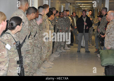 Stati Uniti Il vice Segretario della Difesa Ash Carter, centro e sua moglie, Stephanie, parlare con il personale ospedaliero soci all'Heathe N. Craig Teatro comune ospedale di Bagram Airfield in provincia Parwan, Afghanistan, il giorno del Ringraziamento nov. 28, 2013. (U.S. Air Force foto di Tech. Sgt. Rob Hazelett/rilasciato) Foto Stock