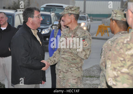 Stati Uniti Il vice Segretario della Difesa Ash Carter, la seconda da sinistra, saluta U.S. Air Force Lt. Col. Patrick Dufraine, il comandante della 455th Expeditionary Assistenza Medica gruppo, all'Heathe N. Craig Teatro comune ospedale di Bagram Airfield in provincia Parwan, Afghanistan, il giorno del Ringraziamento nov. 28, 2013. (U.S. Air Force foto di Tech. Sgt. Rob Hazelett/rilasciato) Foto Stock