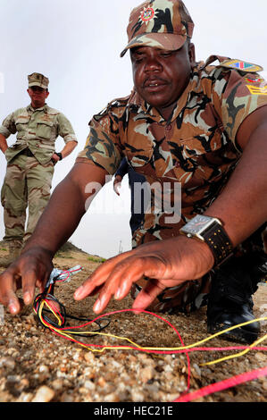 110426-F-XM360-047 ARANDIS, Namibia (26 aprile 2011) - polizia namibiana esplosive unità di controllo sergente Shanghala dimostra elettrico di attivazione di procedure di sistema durante la pratica applicazione fase di demolizione delle procedure di inizio Aprile 26 in Namibia come Master EOD tecnico, U.S. Navy Chief Petty Officer Justin Berlien, EOD unità mobile 11 (EODMU-11), Combined Joint Task Force-Horn dell Africa, guarda a. Stati Uniti Navy EOD tecnici impegnati in un comune di un seminario di formazione con la Namibia la Polizia Nazionale e la Namibia Defence Force per migliorare la loro comprensione della sicurezza durante le operazioni di gestione e smaltimento Foto Stock