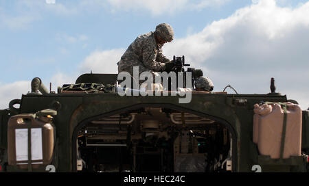 Stati Uniti I soldati assegnati alla truppa di Apache, 1° Stormo, 2° reggimento di cavalleria regolare attrezzature su un Stryker veicolo blindato durante l incrollabile giavellotto II a Ramstein Air Base, Germania, Sett. 2, 2014. Saldi giavellotto II è un a guida NATO di esercizio progettata per preparare U.S., NATO e partner internazionali di forze per unified terra operazioni. (U.S. Air Force foto di Senior Airman Damon Kasberg/rilasciato) Foto Stock