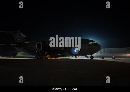 Stati Uniti I soldati assegnati alla truppa di Apache, 1° Stormo, 2° reggimento di cavalleria offload di finitura da una forza aerea C-17 Globemaster III aeromobile in Lettonia sett. 5, 2014, durante saldi giavellotto II. Saldi giavellotto II è un a guida NATO di esercizio progettata per preparare U.S., NATO e partner internazionali di forze per unified terra operazioni. (U.S. Air Force foto di Senior Airman Damon Kasberg/rilasciato) Foto Stock