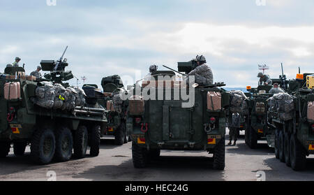 Stati Uniti I soldati assegnati alla truppa di Apache, 1° Stormo, 2° reggimento di cavalleria terminare la preparazione di Stryker veicoli blindati per partecipare a saldi giavellotto II a Ramstein Air Base, Germania, Sett. 2, 2014. Saldi giavellotto II è un a guida NATO di esercizio progettata per preparare U.S., NATO e partner internazionali di forze per unified terra operazioni. (U.S. Air Force foto di Senior Airman Damon Kasberg/rilasciato) Foto Stock