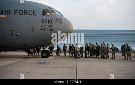 Stati Uniti I soldati assegnati alla truppa di Apache, 1° Stormo, 2° reggimento di cavalleria di caricare in una Forza Aerea C-17 Globemaster III aeromobili a Ramstein Air Base in Germania sett. 5, 2014, durante saldi giavellotto II. Saldi giavellotto II è un a guida NATO di esercizio progettata per preparare U.S., NATO e partner internazionali di forze per unified terra operazioni. (U.S. Air Force foto di Senior Airman Damon Kasberg/rilasciato) Foto Stock