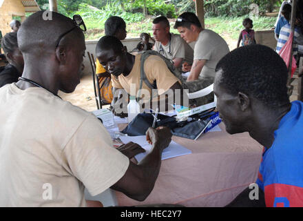 Le forze armate della Liberia e U.S. I soldati dell esercito di valutare i pazienti durante una visita medica di outreach visita alla città Kaita, Liberia, 3 luglio 2013. L'AFL ha portato un 14-persona medical outreach team tra medici, infermieri e personale di supporto per tre villaggi nel profondo della giungla del Grand Cape Mount County, Liberia, dal 1 luglio al 4 luglio 2013. Il medico di outreach missione è stata una prima per l'AFL che è stata ristrutturata nel 2005 dopo 15 anni di guerra civile. Negli Stati Uniti i membri del servizio distribuito con il funzionamento in poi la libertà sono state mentoring la AFL fin dal 2010. OOL fornisce attività di Mentor all'AFL per produrre una capa Foto Stock