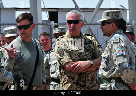 Stati Uniti Esercito Col. Bill Burleson (sinistra), del comandante della decima divisione di montagna il primo combattimento vigili del Team, Esercito Tedesco Brig. Gen. Joachim Langenegger (centro), comandante del XXIII Mountain della brigata di fanteria e Briga. Gen. Khalil Bakhtiyar (a destra), comandante della quinta zona, nazionale afghano di polizia di frontiera, tour la Shir Khan Attraversamento delle frontiere nella provincia di Kunduz, 11 agosto. Polizia nazionale afgana, ANBP e membri di ISAF ha tenuto una riunione in corrispondenza del punto di attraversamento per discutere le sfide che si presentano alla frontiera e il modo in cui attenuare. Foto Stock