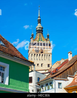 Vista del famoso Sighisoara Torre dell'orologio. La Romania Foto Stock