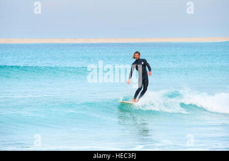 Surfer a cavallo di un onda nell'oceano di Peniche. Portogallo Foto Stock