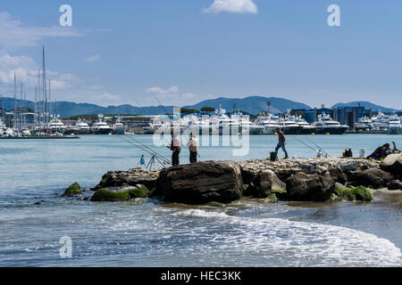 I pescatori sono per la cattura di pesce in porto Foto Stock