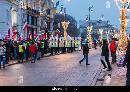 Lotta per la democrazia polacca. Protesta e di picchetto di fronte al Palazzo Presidenziale. Manifestanti contro corrente il potere politico Foto Stock