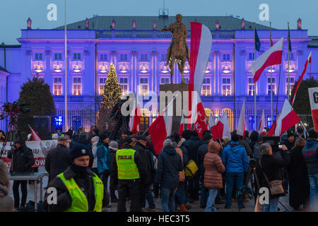 Lotta per la democrazia polacca. Protesta e di picchetto di fronte al Palazzo Presidenziale. Manifestanti contro corrente il potere politico Foto Stock