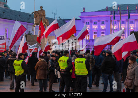 Lotta per la democrazia polacca. Protesta e di picchetto di fronte al Palazzo Presidenziale. Manifestanti contro corrente il potere politico Foto Stock