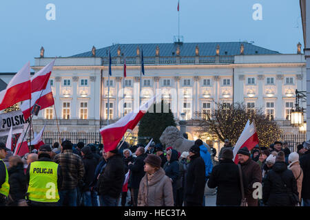 Lotta per la democrazia polacca. Protesta e di picchetto di fronte al Palazzo Presidenziale. Manifestanti contro corrente il potere politico Foto Stock