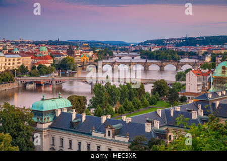 Tramonto di Praga. Immagine di Praga, capitale della Repubblica ceca e il Ponte di Carlo, durante il tramonto. Foto Stock