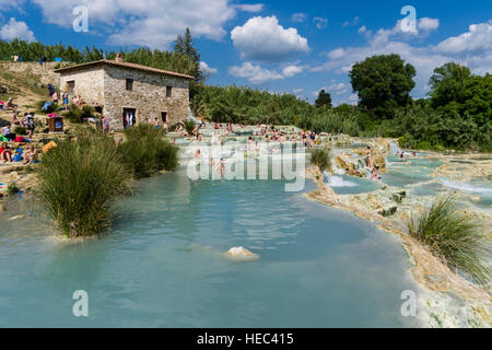 Le persone sono la balneazione nelle acque termali delle terme di saturnia Foto Stock