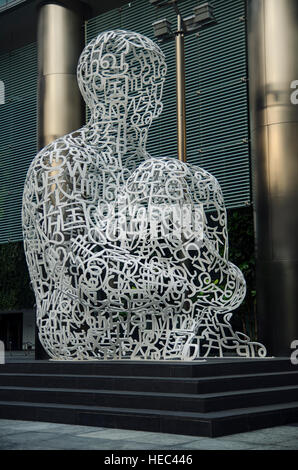 Gigantesca scultura di un uomo fatto lettere da artista Jaume da Plensa a Foto Stock