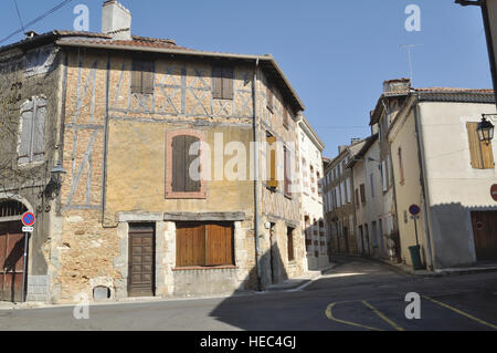 Tipica architettura francese in corrispondenza della giunzione di Rue Bistouquet e Rue du Pourtiq in Eauze, Francia. Foto Stock