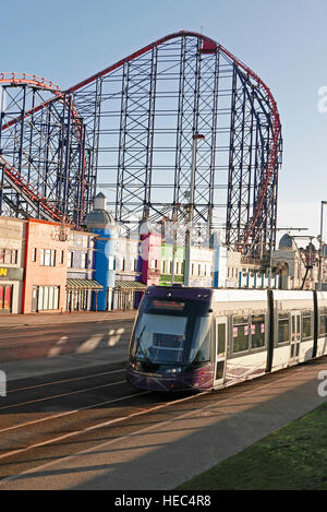 Il tram che passa Big One roller coaster a Blackpool Pleasure Beach Foto Stock