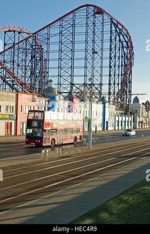 Il bus passando Big One roller coaster a Blackpool Pleasure Beach Foto Stock