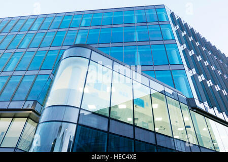 Moderna facciata in vetro, blocco uno Cathedral Square, Blackburn, UK Foto Stock