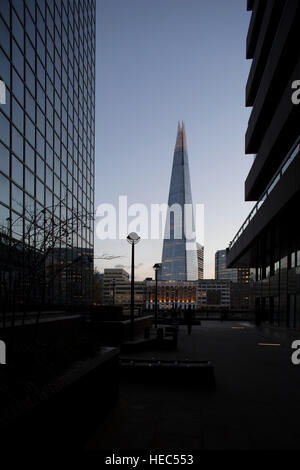La Shard visto dal tra il nord e il guscio edificio e St Magnus casa sul Lower Thames Street a Londra, Inghilterra, Regno Unito. Foto Stock