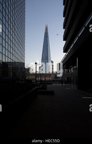 La Shard visto dal tra il nord e il guscio edificio e St Magnus casa sul Lower Thames Street a Londra, Inghilterra, Regno Unito. Foto Stock