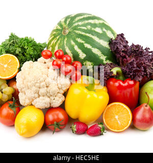 Anguria e una varietà di verdure e frutta isolato su sfondo bianco Foto Stock