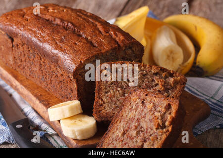 Delizioso pane appena sfornato pane alla banana tagliata a fette su un tavolo vicino. orizzontale, rustico Foto Stock