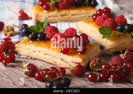 Torte fatte in casa con lamponi, ribes, miele e menta su una tabella di close-up. Foto Stock