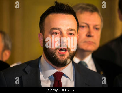 Sociale e democratico del partito laburista (SDLP) leader colonna Eastwood affronta i media nella grande hall accompagnato da colleghi di partito presso gli edifici del Parlamento di Stormont, Belfast, come Primo Ministro Arlene Foster si è trovata di fronte ad un voto di sfiducia nella sua leadership al gruppo devolute come la caduta fuori da un pessimo energia verde regime intensifica. Foto Stock