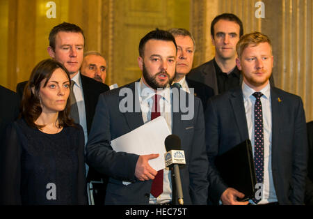 Sociale e democratico del partito laburista (SDLP) leader colonna Eastwood affronta i media nella grande hall accompagnato da colleghi di partito presso gli edifici del Parlamento di Stormont, Belfast, come Primo Ministro Arlene Foster si è trovata di fronte ad un voto di sfiducia nella sua leadership al gruppo devolute come la caduta fuori da un pessimo energia verde regime intensifica. Foto Stock