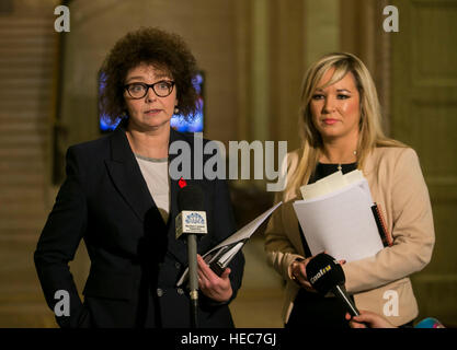 Sinn Fein di Caral Ni Chuilin (sinistra) e Michelle O'Neill risolve i media nella grande hall accompagnato da colleghi di partito presso gli edifici del Parlamento di Stormont, Belfast, come Primo Ministro Arlene Foster si è trovata di fronte ad un voto di sfiducia nella sua leadership al gruppo devolute come la caduta fuori da un pessimo energia verde regime intensifica. Foto Stock