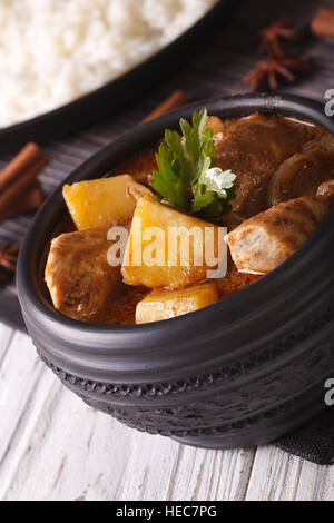 Cucina thailandese: massaman curry con macro di pollo in una ciotola sul tavolo. In verticale Foto Stock