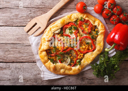 In casa fresco di forno torta vegetale su un tavolo di close-up e ingredienti. vista orizzontale dal di sopra Foto Stock