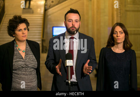 Leader SDLP Colonna Eastwood (centro) indirizzi media con colleghi di partito Claire Hanna MLA (sinistra) e Nichola Padre Mallon ha MLA nella grande hall presso gli edifici del Parlamento di Stormont, Belfast, come Primo Ministro Arlene Foster si è trovata di fronte ad un voto di sfiducia nella sua leadership al gruppo devolute come la caduta fuori da un pessimo energia verde regime intensifica. Foto Stock