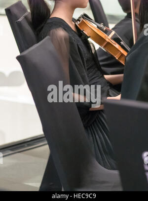 La donna vestita di nero, esecuzione di violino in una band Foto Stock