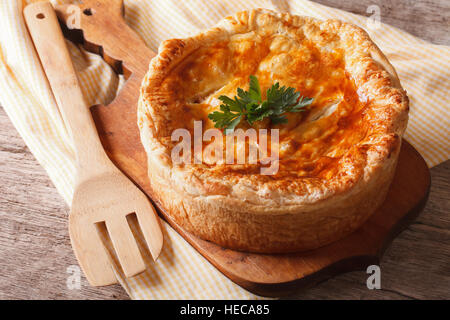 In casa la deliziosa torta di pollo vicino sul tavolo orizzontale. Foto Stock