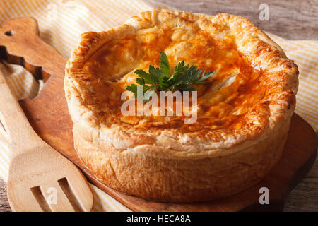 Rustico deliziosa torta di pollo vicino sul tavolo orizzontale. Foto Stock