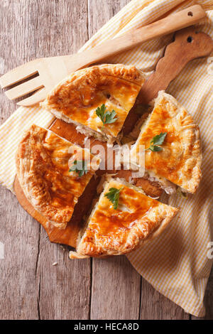 Rustico a fette di torta di pollo vicino sul tavolo. vista verticale da sopra Foto Stock