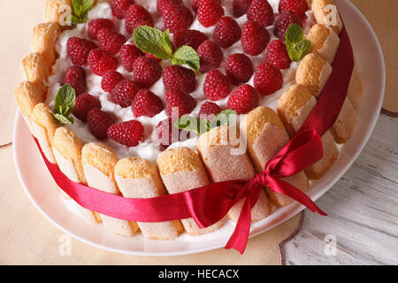 Lampone charlotte torta con savoiardi vicino sul tavolo orizzontale. Foto Stock