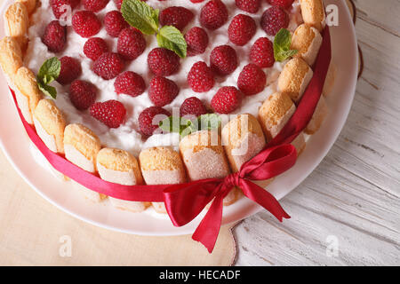 Delicato dessert torta di lamponi con savoiardi close up sul tavolo orizzontale. Foto Stock